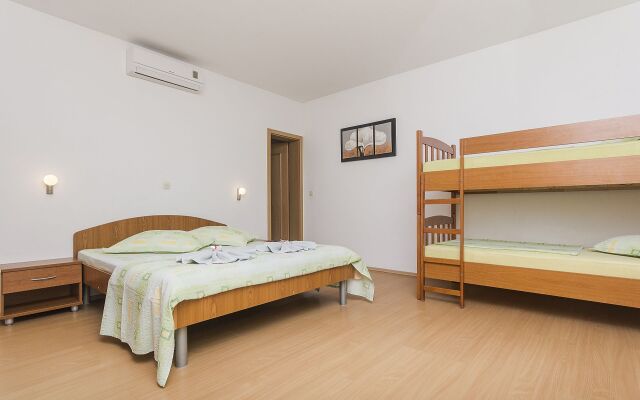 Apartment Sonja - 100 m from sea: A2 Brela, Riviera Makarska