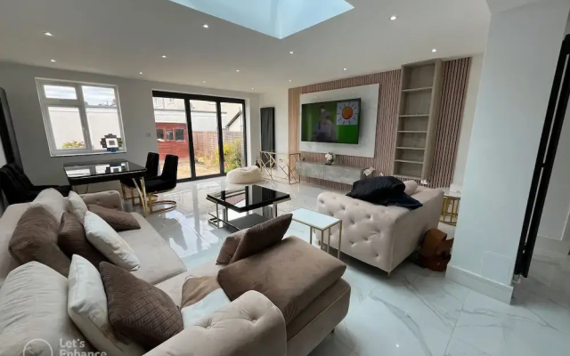 BnJ Luxury 2 Bedroom Cozy Retreat in Borehamwood