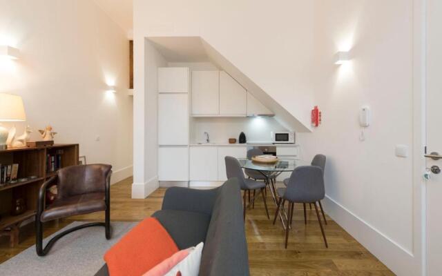 LovelyStay - Cozy Duplex with Patio right off train&metro station