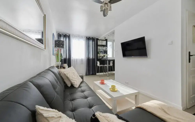 Black & White Studio by Renters