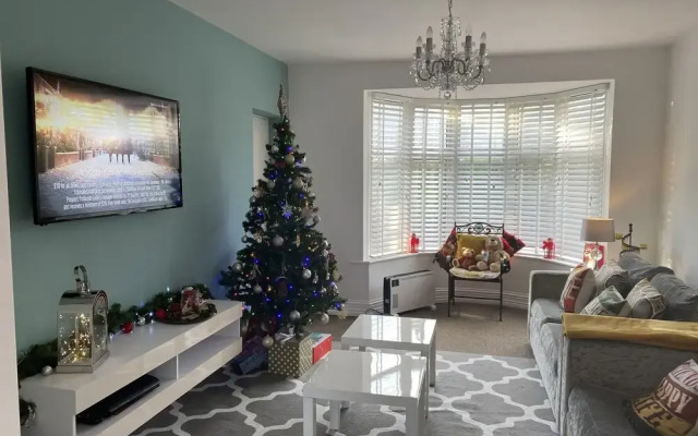 Beautifully Presented 6 bed 5 & a Half Bath House