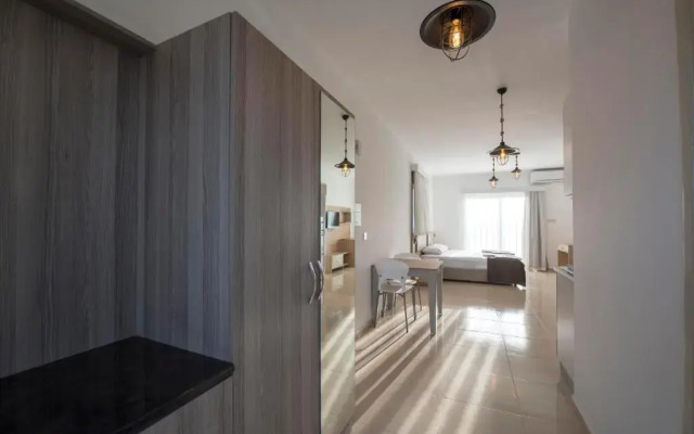 Deniz Airport Suites