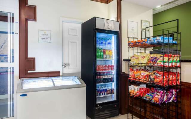 La Quinta Inn & Suites by Wyndham Columbus TX