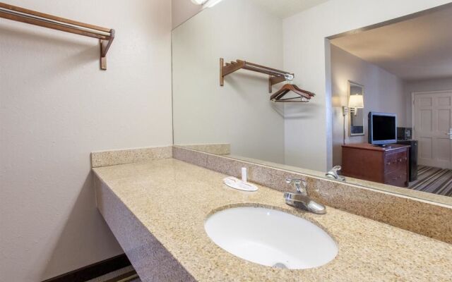 Super 8 By Wyndham Monroe West