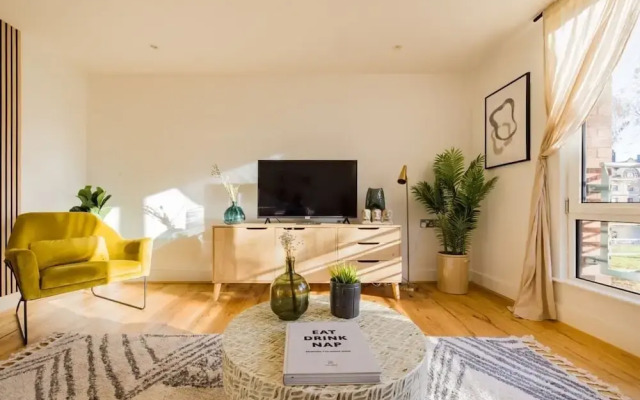The Crystal Quarters - Modern & Bright 2BDR Apartment