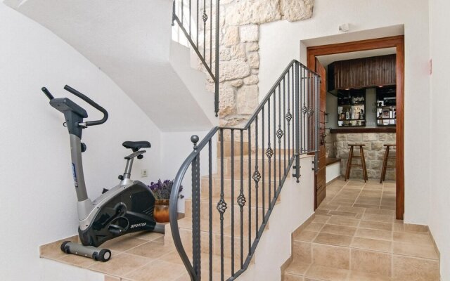 Stunning Home in Podstrana With Jacuzzi, Wifi and 4 Bedrooms
