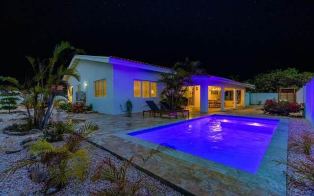 Remodeled Villa w 3BR Private Pool Esmeralda