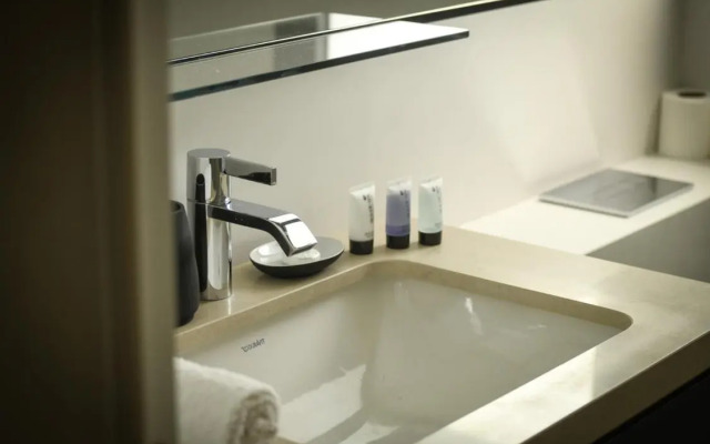 Modern and Vibrant 2BR apartment with Private Balcony