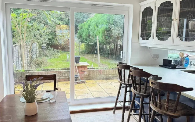 Charming Luton Home for Families & Business Stays