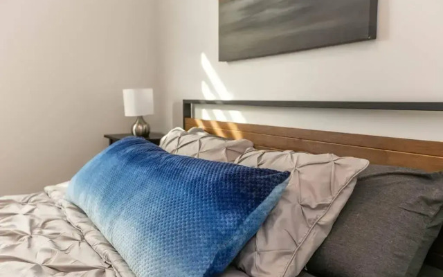 Spacious 2bedroom FREE parking king bed close to DT