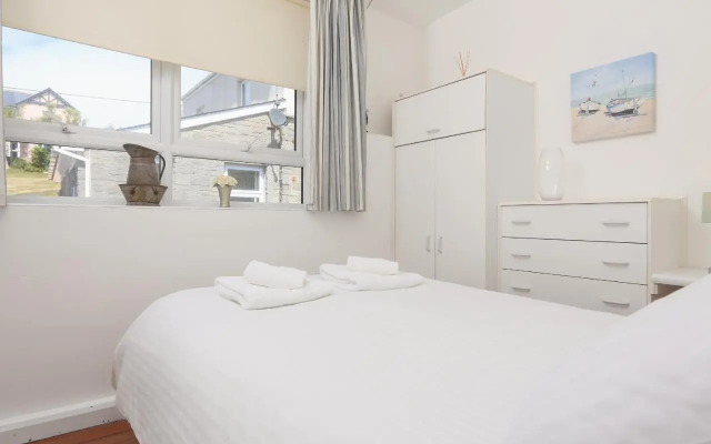 4 Thornlea Mews