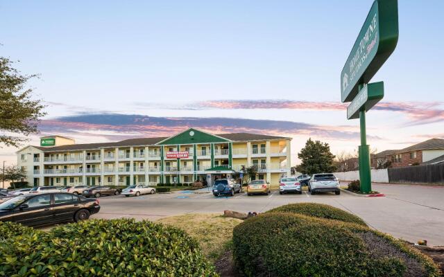 HomeTowne Studios by Red Roof Dallas - Irving