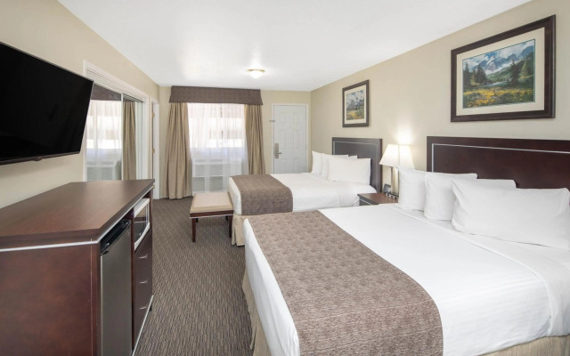 Travelodge by Wyndham Golden Sportsman Lodge