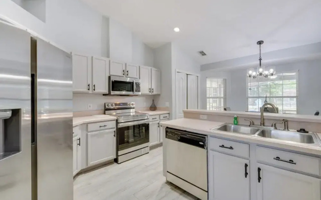Inviting Home w/ Lanai & Pool in Kissimmee!