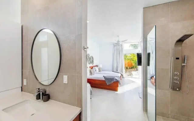 Oceanside Vacation Villa With Hotel Amenities v10