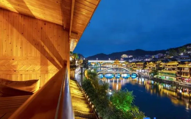 Yunshang 180 ° panoramic intelligent Jiang Jing Mei Su (Fenghuang Ancient City Tuojiang Branch)