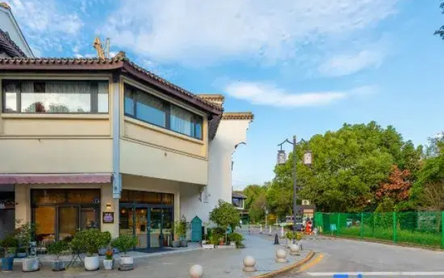 W.D The Dawn Light Moves Gently