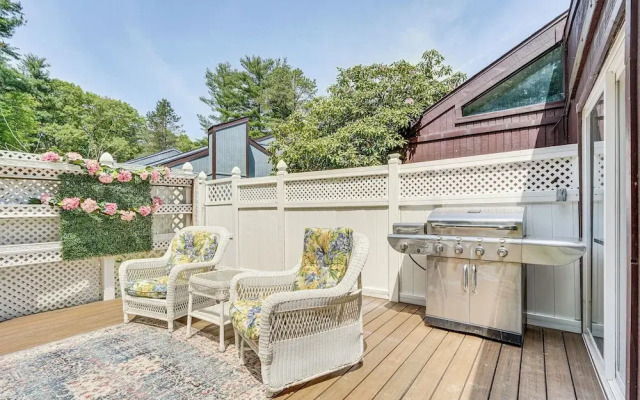 French-inspired Townhome 9 Mi to Saratoga Springs!