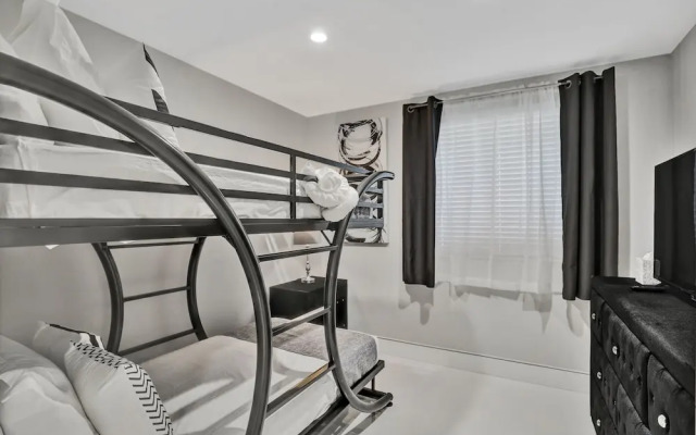 Renovated 5½ Bedroom Home/Heated Pool