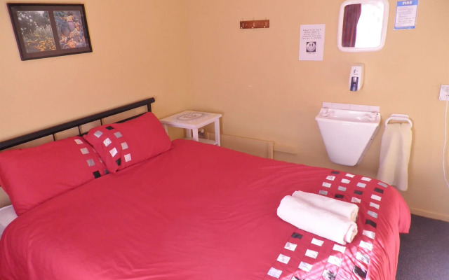 Bazil's Hostel & Surf School