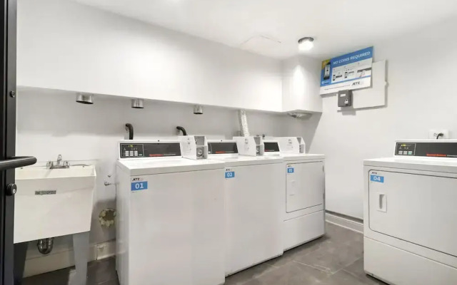 Fully Furnished Studio Apt in Lakeview