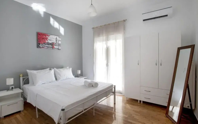 Kolonos - A Renovated Apartment