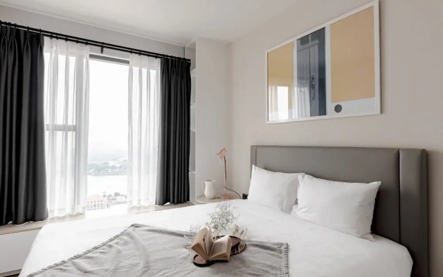 Blue Arch Suites Saigon Royal