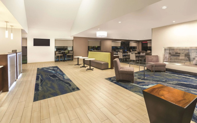 La Quinta Inn & Suites by Wyndham Philadelphia Airport