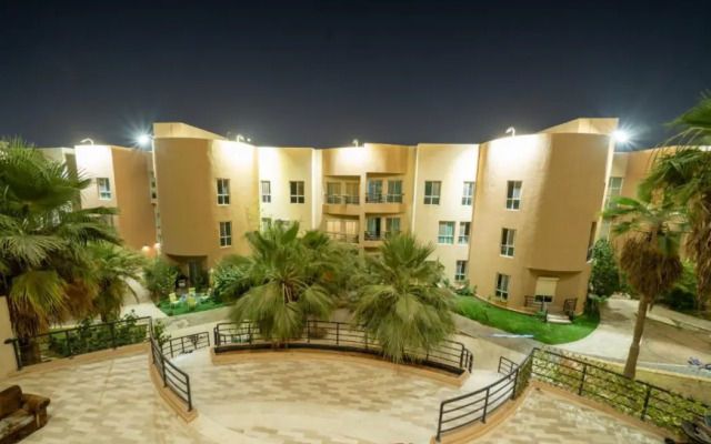 Luxury Three bedroom Apt Al Yasmin