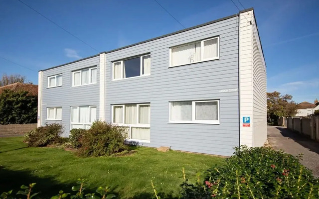 Sunny Modern Nr Beach Village w Parking