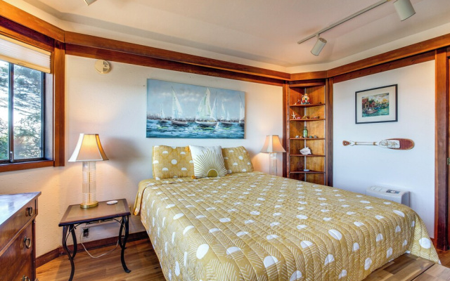 Enchanting Coos Bay Sanctuary w/ Lush Views!