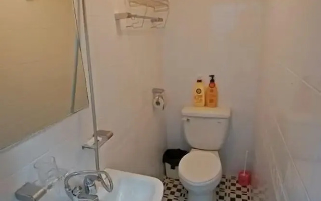 710 Guesthouse Yellow