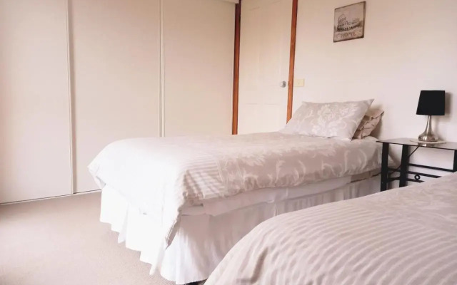 Central to CBD CoSheirm Apartments On Merri