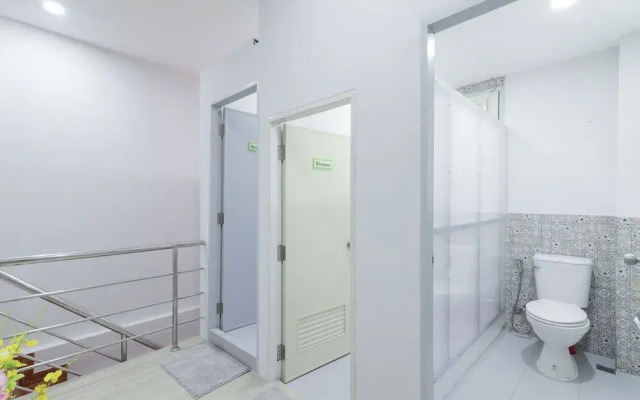 OYO 724 Green Light Cafe and Bed Hostel