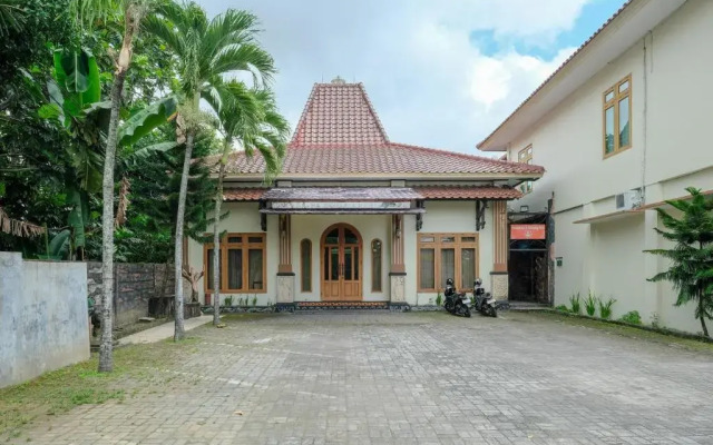 Hotel Savitri Country