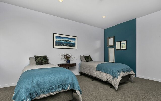 QV Executive Penthouse with Parking - 782