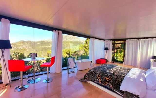 Stylish, Beautiful and Exotic Oleandro Glass Suite