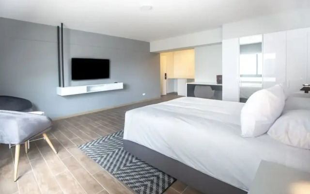 w Spacious 2BR in the Heart of Miraflores