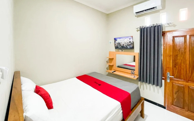 RedDoorz near Alun-Alun Purwokerto 3 – Guest Rooms – Purwokerto