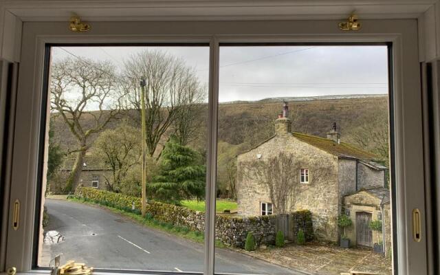 Fox and hounds starbotton