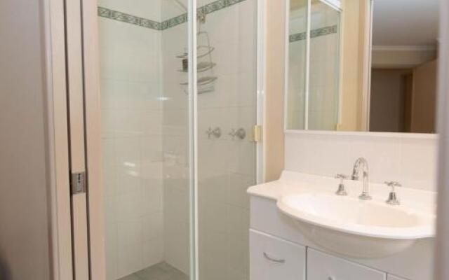 Acacia 5/2 Kirwan Close