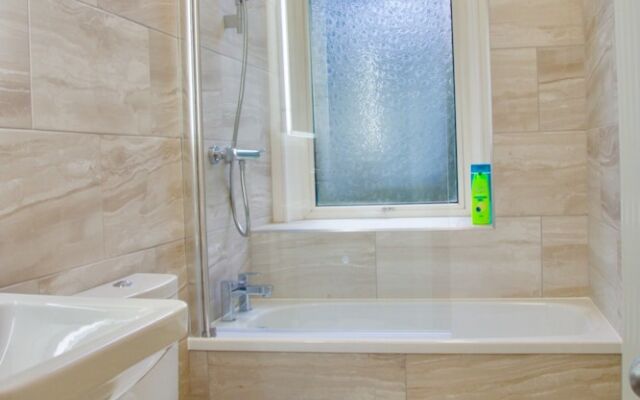 2 Bedroom Flat Off Leith Walk