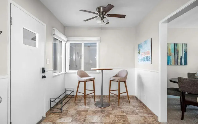 Beachside Apt With Laundry AC Patio