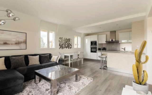 Renovated Apartment Sleeping 6 - Pool and Tennis