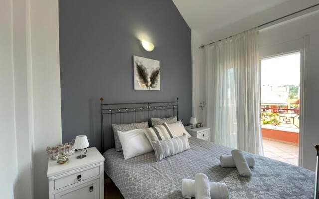 Cozy Beachfront Maisonette Offers Panoramic Views of Sea!