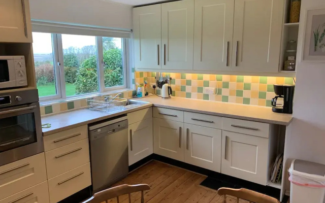 House - Sleeps 8, Close to Beach & Free Parking