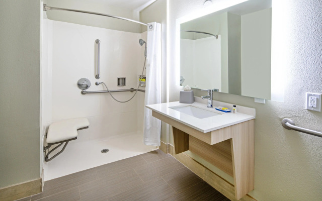 Holiday Inn Express & Suites Watsonville by IHG
