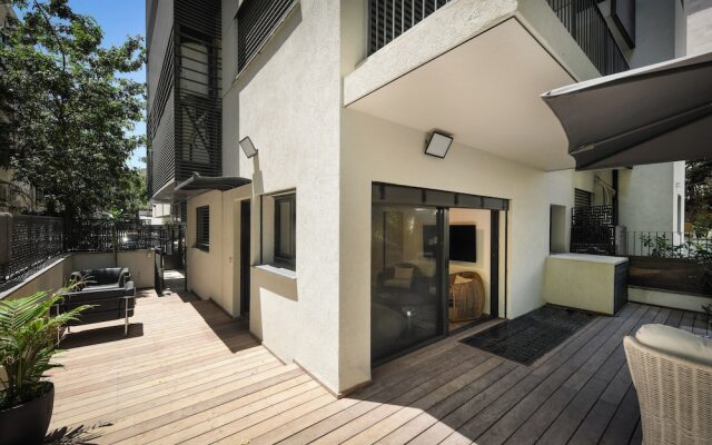 Stylish 3BR Apt with Patio in the City