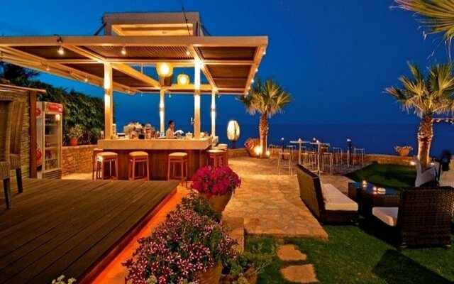 Cavo Seaside Suites