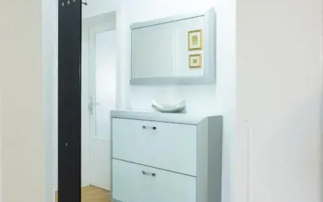 ZV2001 Private Apartments & Rooms near Exhibition Ground (room agency)